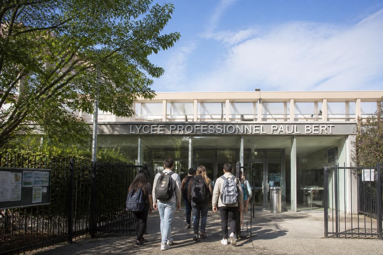 découvrez le lycée professionnel paul bert à maisons-alfort : formations proposées, coordonnées de contact et informations essentielles pour réussir votre parcours scolaire.