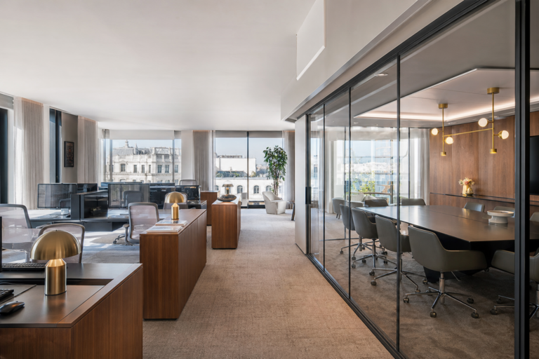 Bureaux modernes lumineux à Paris avec salle de réunion vitrée