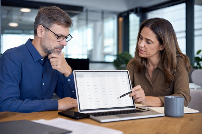 Responsable RH préparant une grille de transparence des salaires